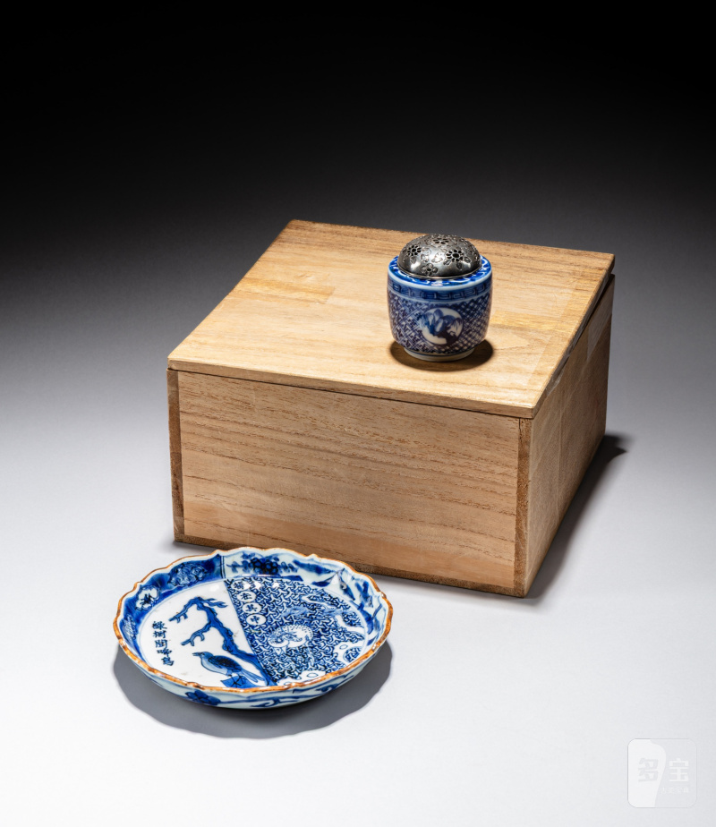 明崇禎 青花折沿菱口盤 及青花小爐 一組兩件 - 图4